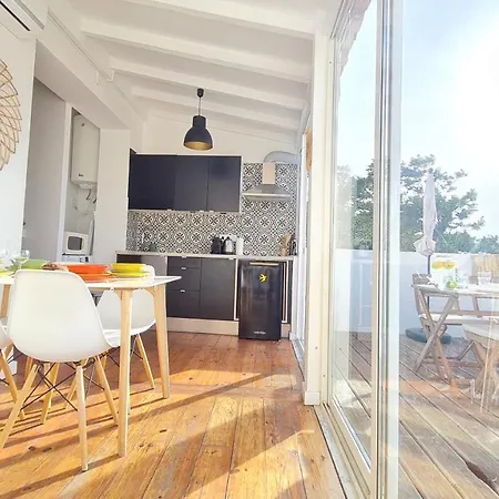 Happy - With A View, Private Terrace & Ac 아파트
