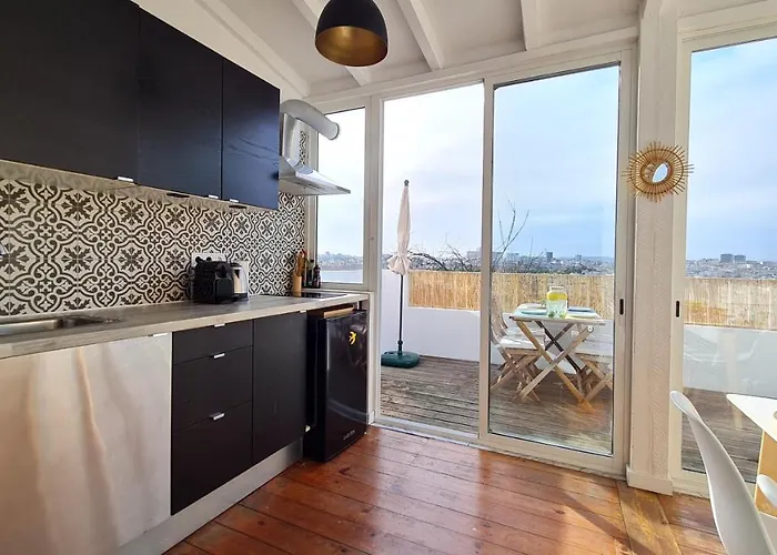 Happy - With A View, Private Terrace & Ac Appartement Lissabon