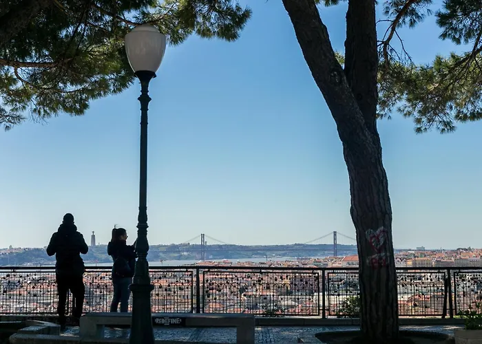 Happy - With A View, Private Terrace & Ac Appartement Lissabon